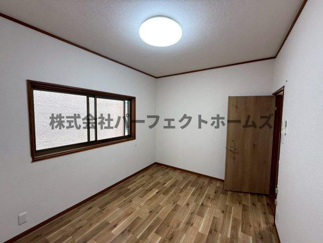 尊延寺6丁目戸建　賃貸の洋室|落ち着いた色調の洋室です
