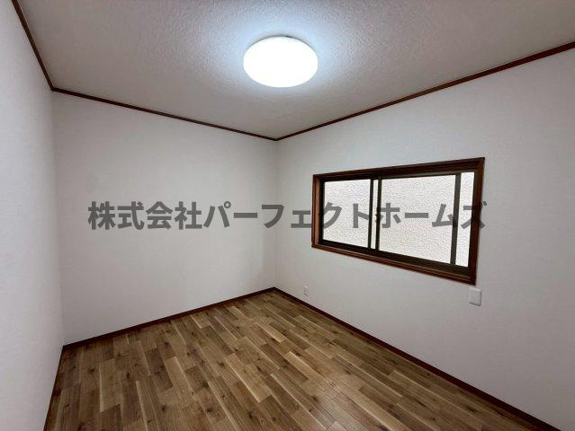 尊延寺6丁目戸建　賃貸の洋室|落ち着いた色調の洋室です