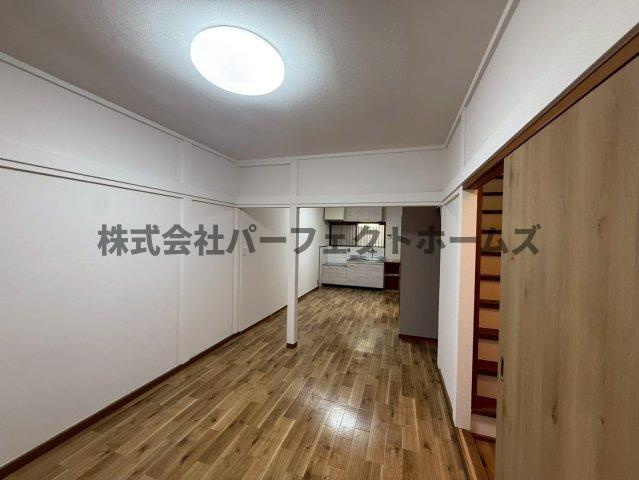 尊延寺6丁目戸建　賃貸の居間・リビング|こちらのリビングで趣味の時間をお楽しみください