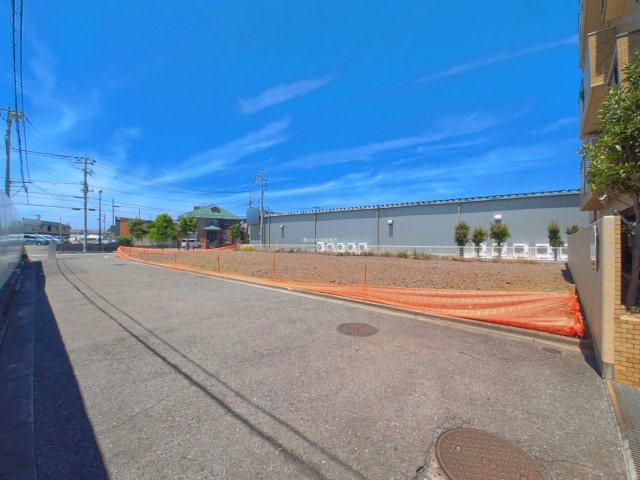 入間郡三芳町大字藤久保の売地の前面道路含む現地写真|南東側約5.9～6m公道につき、陽当りも良好です。
