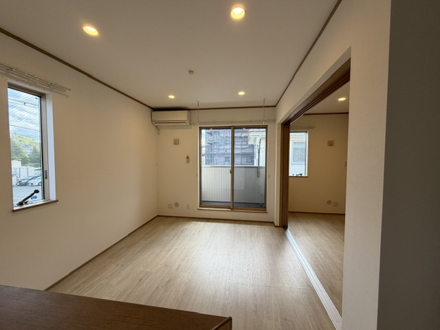 エルシアの居間・リビング|※入居中の為、同タイプ別のお部屋の写真となります。
※アクセントクロスは異なる場合があります