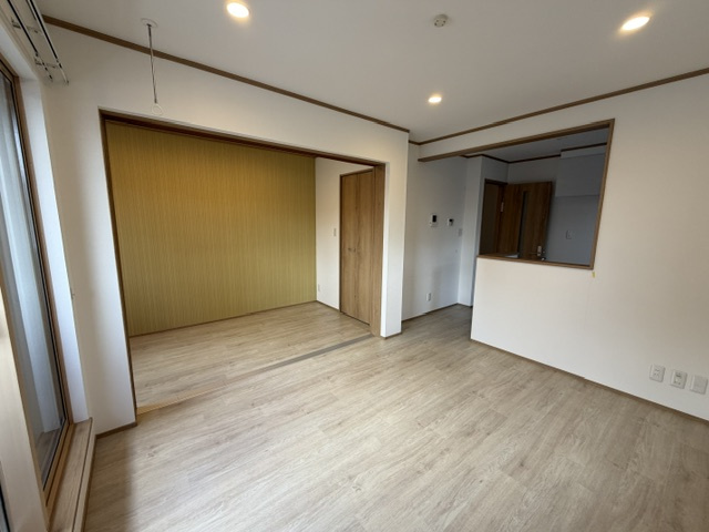 エルシアの居間・リビング|※入居中の為、同タイプ別のお部屋の写真となります。
※アクセントクロスは異なる場合があります