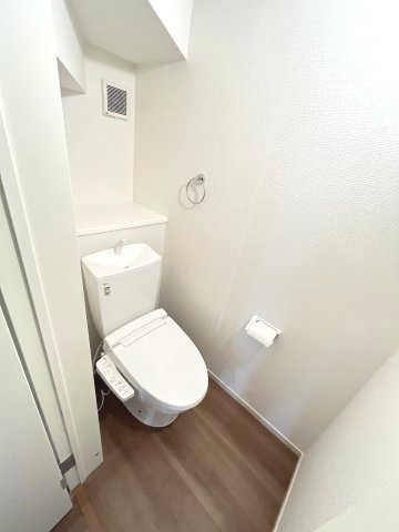 【トイレ】 | 那珂川市今光5丁目1期　3号棟（全4棟）【仲介手数料無料・0円】 | 現地写真。1階のトイレです。