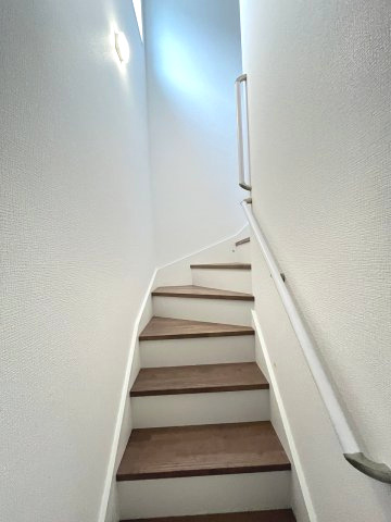 【内装】 | 那珂川市今光5丁目1期　3号棟（全4棟）【仲介手数料無料・0円】 | 現地写真。2階へ上がる階段です。手摺もついて安全ですね。
