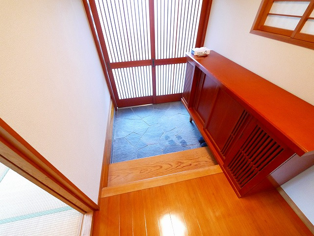 六条西２丁目戸建の玄関