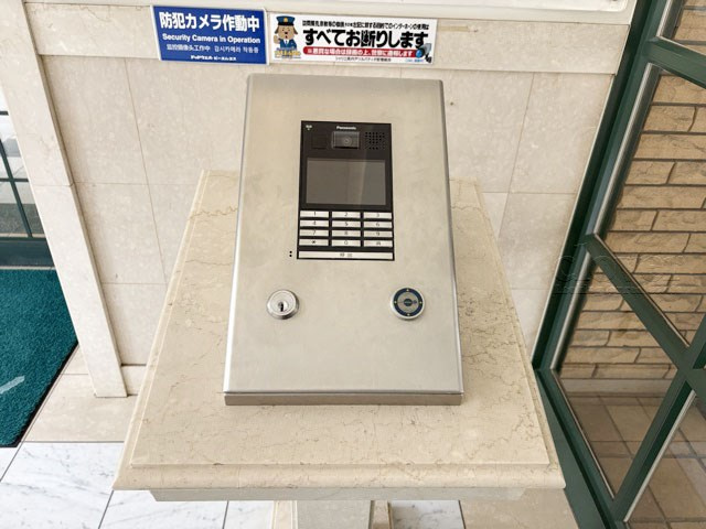 【防犯設備】 | シャリエ高井戸ソルパティオ | 建物や敷地の隅々に目を光らせる防犯カメラが設置されています。現地を見学される際には、カメラの存在やその台数にも意識を払ってみてください。～即日のご見学可能～　お問合せはお気軽にどうぞ。