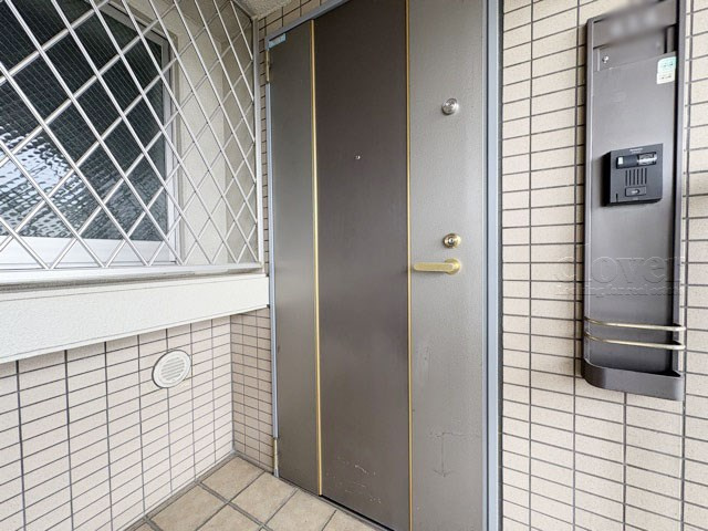 【その他共用部分】 | シャリエ高井戸ソルパティオ | ダブルロック式の玄関ドアが皆様をお出迎え。お部屋のセキュリティの観点からも、うれしい設備ですね。玄関の色もシックで良い感じです。～即日のご見学可能～　お問合せはお気軽にどうぞ。