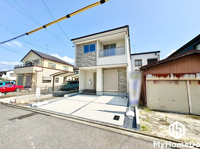守山区鳥羽見3期の前面道路含む現地写真|透明感有るベランダ手摺がモダンなイメージをアップしています。
