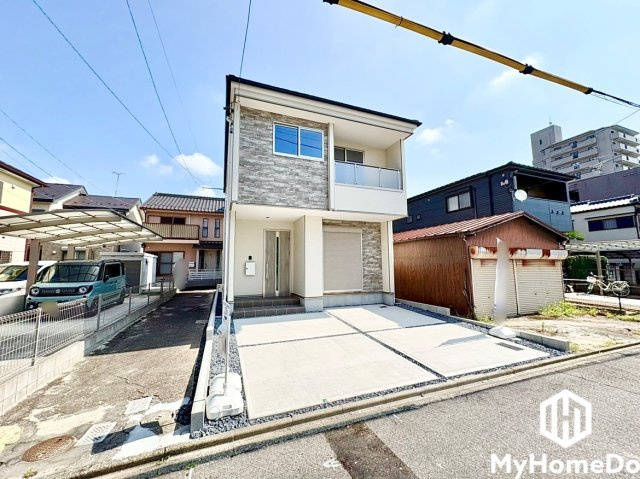 守山区鳥羽見3期の駐車場|目地を入れたコンクリートでアプローチにアクセントを。