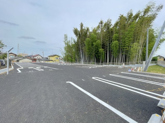 シャルールの駐車場