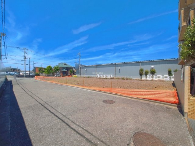 入間郡三芳町大字藤久保の売地の前面道路含む現地写真|南東側約5.9～6m公道につき、陽当りも良好です。