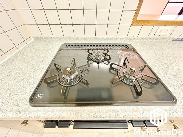 ダイナース千代田橋のキッチン|料理が楽しくなる3口コンロ。焼く・煮る・炒めるを同時進行出来ると料理もはかどります。