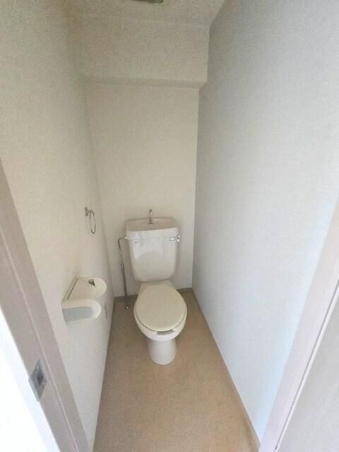 蕨市塚越３丁目の賃貸マンションのトイレ