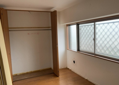【寝室】 | レクシオ大和田 | 寝室でゆっくりと過ごすためにはベッド周りの適度な空間を担保することや窓の位置、照明の明るさ、寝室の広さなどを考える必要があります。自身や家族の構成とライフスタイルに併せて寝室にする部屋を選びましょう！