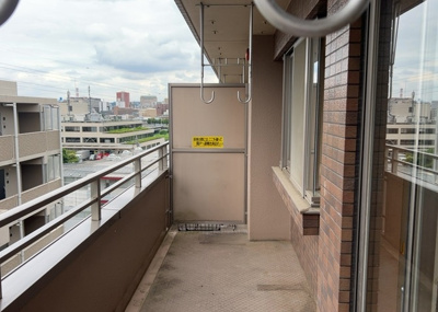 【バルコニー】 | レクシオ大和田 | バルコニーは、室外の専用スペースのうち、「屋根がなく開放された空間」であるものを指します。ベランダより広いタイプのものが多く、日当たりもよいため家庭菜園などを楽しみたい人にとって適した環境となります。