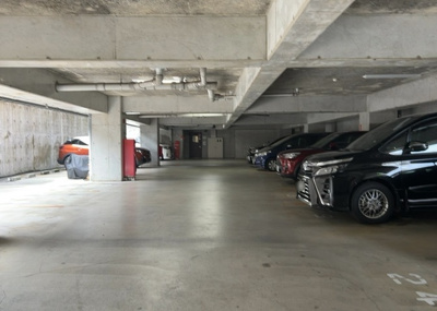 【駐車場】 | レクシオ大和田 | 車一台あたりに必要なスペースは、標準サイズの普通自動車で横幅2m50cm、長さ5mは必要になります。ただし、乗降のことも考慮して横幅3m30cm、長さ5m50cmほどは確保できるところを選びましょう。