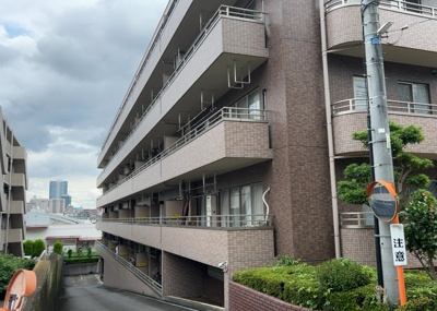 【構造・工法・仕様】 | レクシオ大和田 | ＲＣ造、Reinforced Concreteは直訳すると補強されたコンクリートです。主に柱や梁・床・壁が鉄筋とコンクリートで構成おり、鉄筋を組んだ型枠にコンクリートを流し込んで固めたものを指します。