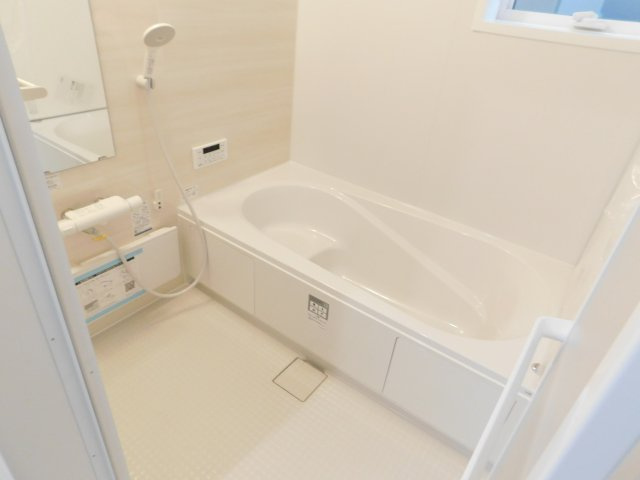清須市鍋片２丁目の新築一戸建の浴室|◇浴室◇　　広い１坪サイズ（ＬＩＸＩＬ）・浴室暖房乾燥機・断熱浴槽・エコベンチ浴槽・お手入れ楽々カウンター・キレイサーモフロア・オートバス・バリアフリーバス・追い焚き・浴室窓あり