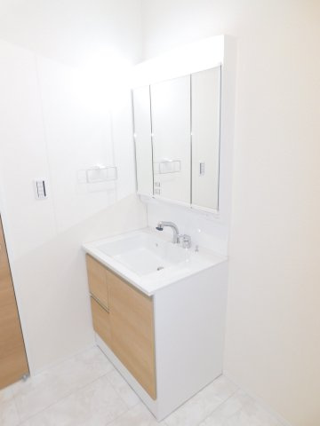 清須市鍋片２丁目の新築一戸建の独立洗面台|◇洗面室◇　　三面鏡シャンプードレッサー　くもり止め仕様　床下収納庫完備