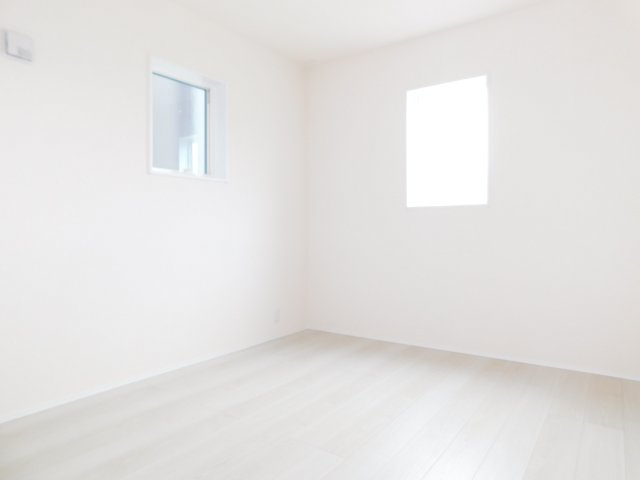 清須市鍋片２丁目の新築一戸建の洋室|◇１階洋室◇　　２面採光で明るい洋室５．４帖　全居室収納完備！