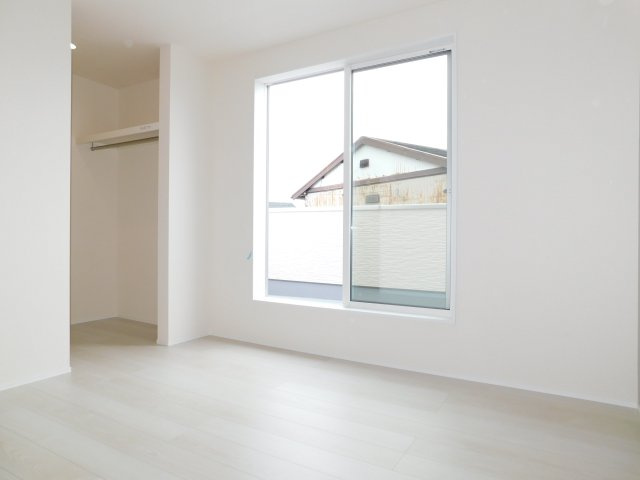 清須市鍋片２丁目の新築一戸建の洋室|◇２階洋室◇　　明るい洋室６．５帖　ウォークインクローゼット完備！　バルコニー利用可♪