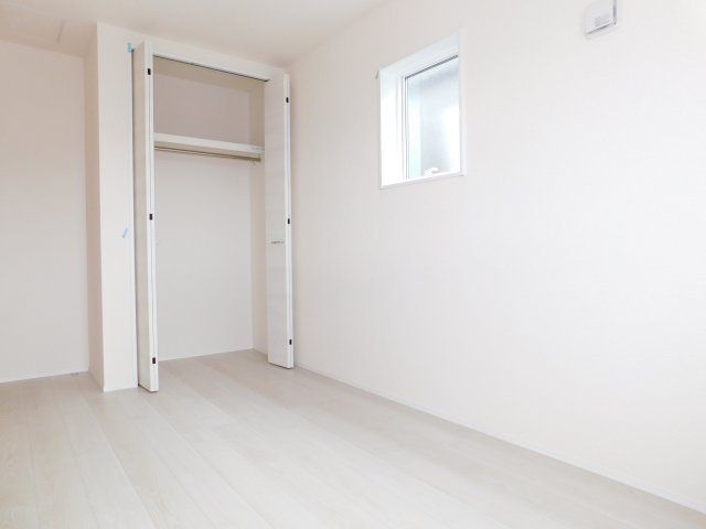 清須市鍋片２丁目の新築一戸建の洋室|◇２階洋室◇　　２面採光で明るい洋室５．６帖　全居室収納完備！　