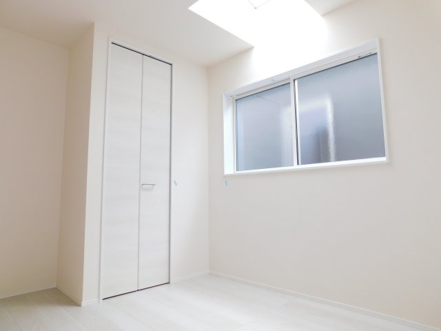 清須市鍋片２丁目の新築一戸建の洋室|◇２階洋室◇　　南面で明るい洋室５．４帖　トップライトで明るいお部屋♪　全居室収納完備！