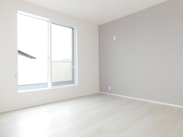 清須市鍋片２丁目の新築一戸建の洋室|◇２階洋室◇　　明るい洋室６．５帖　ウォークインクローゼット完備！　バルコニー利用可♪