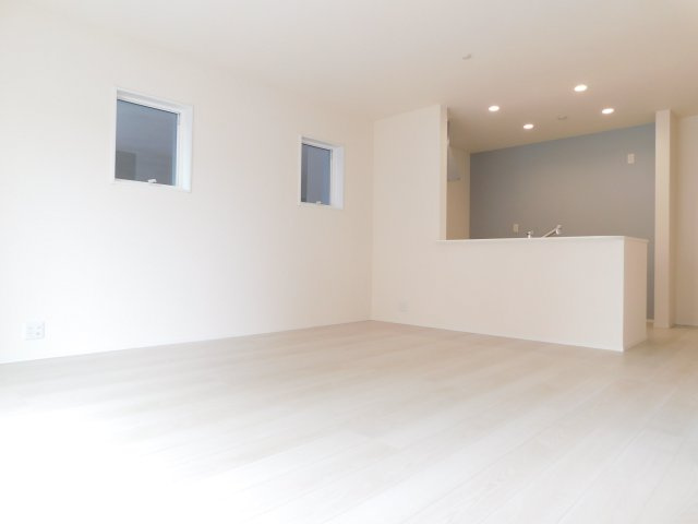 清須市鍋片２丁目の新築一戸建の居間・リビング|◇リビング◇　　南面で明るいリビング１６．２帖　家事をしながらご家族の様子を伺える対面キッチン！