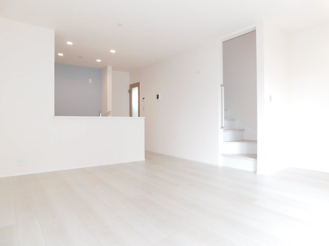 清須市鍋片２丁目の新築一戸建の居間・リビング|◇リビング◇　　南面で明るいリビング１６．２帖　人気のリビング階段♪