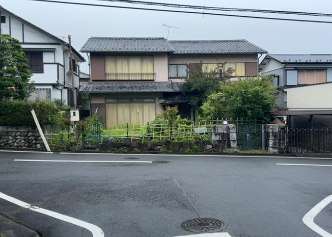 【外観】 | 現地に行くなら、物件の周囲の地形がどうなっているかを見ることも大切です。周辺より低くなっている土地では、大雨などで水が集まりやすいため、地盤が弱くなっているということも考えられるため、注意が必要です。
