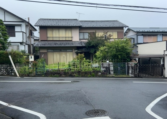 【外観】 | 土地購入を検討されている場合、境界杭がない状態で購入してしまうと境界確定測量をする必要があり、費用がかかります。購入の前に、売主、隣土地所有者立ち合いのもと境界を確定し境界杭を設置するのがベストです。