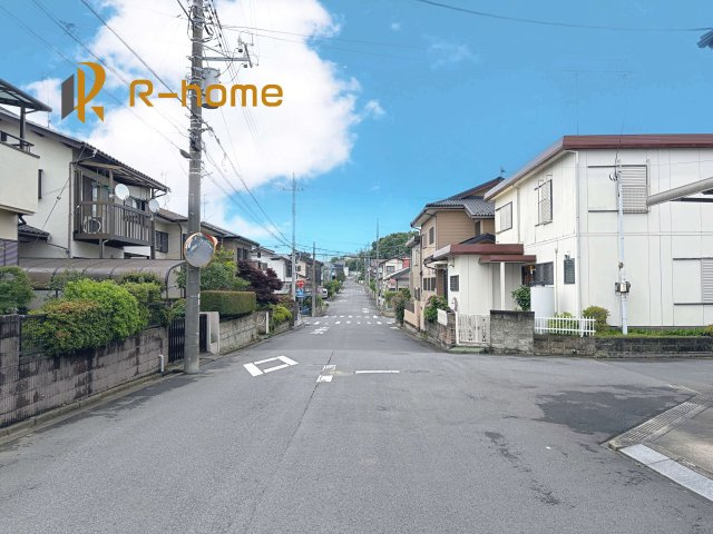 牛久市南15期　新築戸建て　1号棟の前面道路含む現地写真|『今から見たい！』大歓迎です♪
お気軽にＲ－ｈomeまでお問い合わせください。
