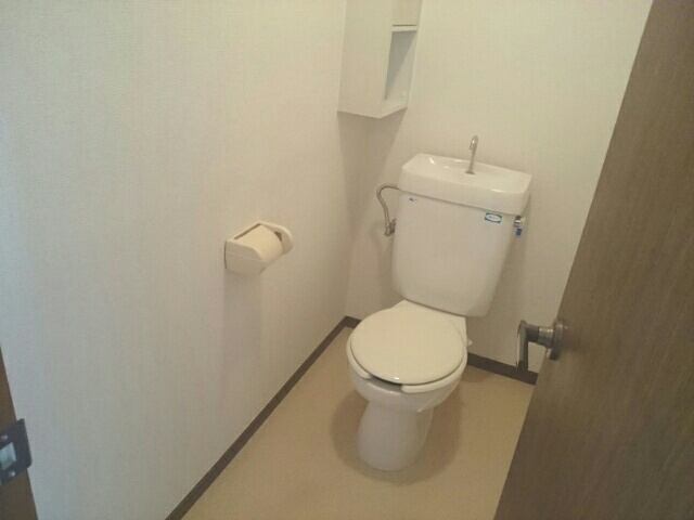 温水洗浄便座付きのトイレです♪