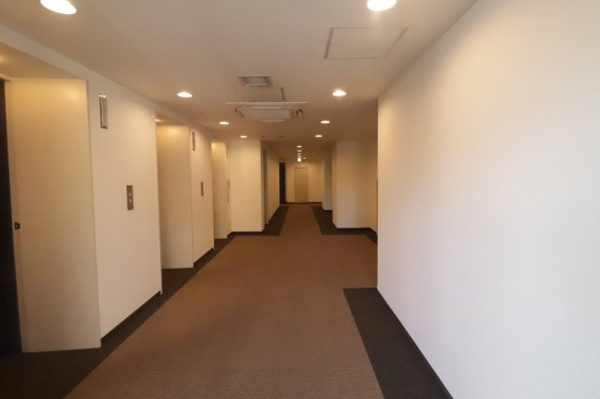 【その他共用部分】 | 【居住フロア　エレベーターホール】外からの視線が届かない内廊下設計で安心！空調完備で常に快適です！