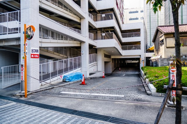 【駐車場】 | 【敷地内駐車場（出口）】地下のパーキングからの車路です。
