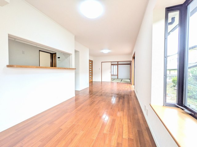 八王子市　南陽台　中古戸建ての居間・リビング|～17.5帖の明るいLDKで、家族団欒の時間をお過ごしいただけます～