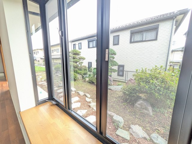 八王子市　南陽台　中古戸建ての内装|～リビングの出窓から庭を眺められます～
