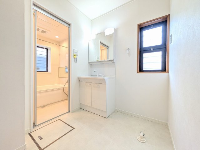 八王子市　南陽台　中古戸建ての脱衣所|～窓付きで明るい洗面所　換気もしやすいです～