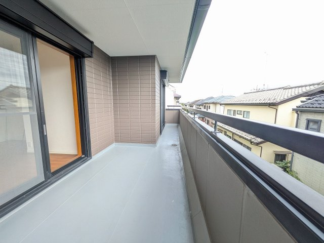 八王子市　南陽台　中古戸建てのバルコニー|～2階3箇所から出入り可能なバルコニー～