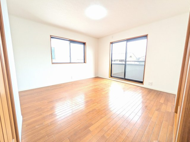 八王子市　南陽台　中古戸建ての寝室|～2階8.0帖の主寝室　ベッドなど大型家具のレイアウトも楽しめる広さです～