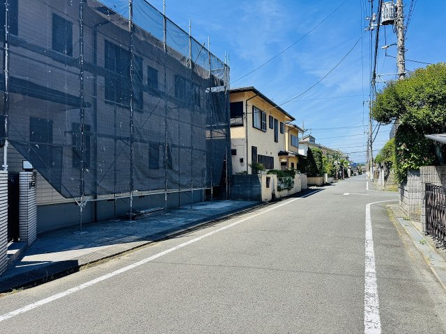 八王子市　南陽台　中古戸建ての前面道路含む現地写真|～北側6m道路に面しています～