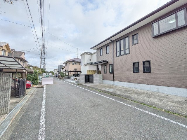 八王子市　南陽台　中古戸建ての前面道路含む現地写真|～北側6m道路に面しています～