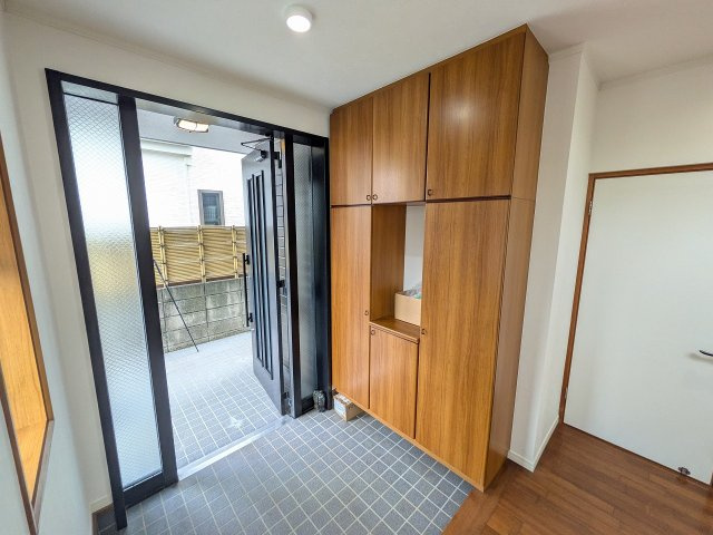 八王子市　南陽台　中古戸建ての玄関|～開放感のある玄関ホール　大容量収納可能なシューズボックス付き～