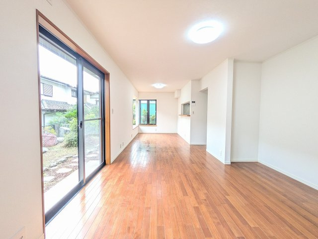 八王子市　南陽台　中古戸建ての居間・リビング|～17.5帖の明るいLDKで、家族団欒の時間をお過ごしいただけます～