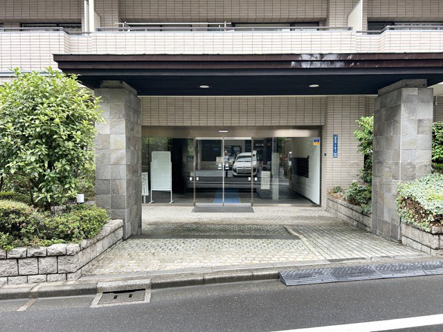 【エントランス】 | コスモ田端グレイスフォーム | オートロックを備えた、マンションのエントランス。やはりセキュリティの観点は欠かすことができません。皆様を“安全”に送り出し、出迎えてくれます。～即日のご見学可能～　お問合せはお気軽にどうぞ。