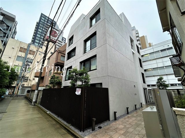 LEGALAND四谷三丁目のエントランス