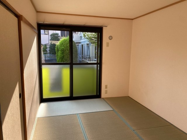 南西向き陽当良好和室６帖は押入付きです。エアコン設置可です♪