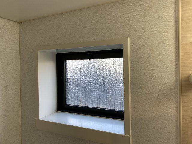 お風呂にも窓があり、換気が出来ます♪