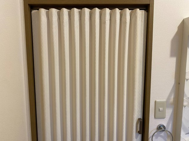 洗面所の入口はアコーディオンカーテンで仕切れます♪